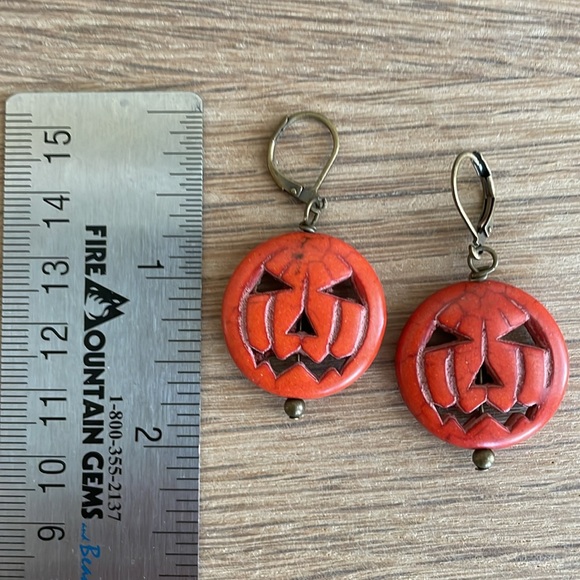 HAND CRAFTED JACK O’LANTERN EARRINGS Orange Pumpkins Antiqued Brass - Picture 5 of 12